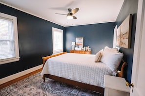 4 bedrooms, desk, iron/ironing board, travel cot - Beautiful Spacious 4 BR Retreat in Uptown with Fire Pit & Porch (Martinsville)