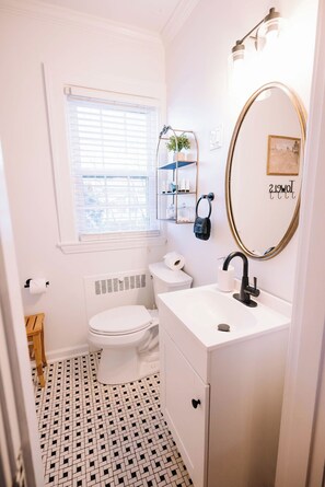Shower, hair dryer, towels - Beautiful Spacious 4 BR Retreat in Uptown with Fire Pit & Porch (Martinsville)