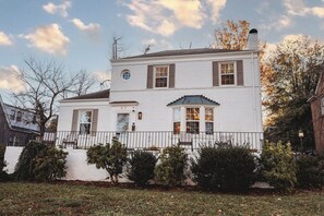 Exterior - Beautiful Spacious 4 BR Retreat in Uptown with Fire Pit & Porch (Martinsville)