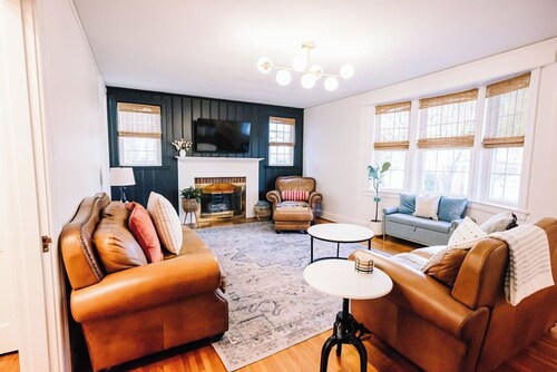Beautiful Spacious 4 BR Retreat in Uptown with Fire Pit & Porch