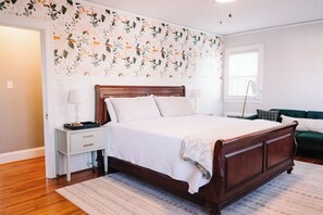 4 bedrooms, desk, iron/ironing board, travel cot - Beautiful Spacious 4 BR Retreat in Uptown with Fire Pit & Porch (Martinsville)