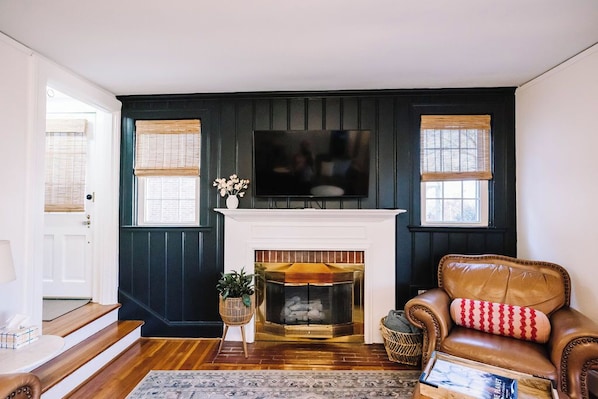 Smart TV, books, music library - Beautiful Spacious 4 BR Retreat in Uptown with Fire Pit & Porch (Martinsville)