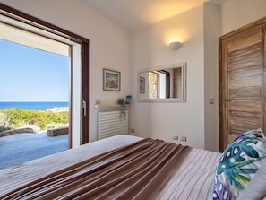 3 bedrooms, iron/ironing board, travel cot, free WiFi - Wonderful private villa for 7 people with A/C, WIFI, TV and terrace (Aglientu)