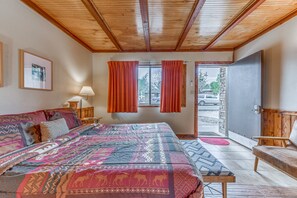 Tabla de planchar con plancha, wifi y ropa de cama 