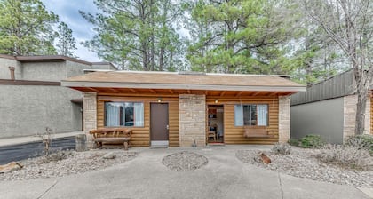 5 Mi to Alto Lake! Pet-Friendly Ruidoso Studio