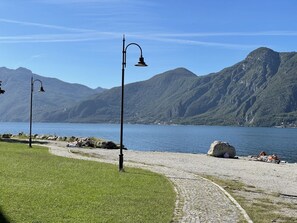 Beach - Lovely apartment for 6 people with pool, WIFI, TV and balcony (Lierna)