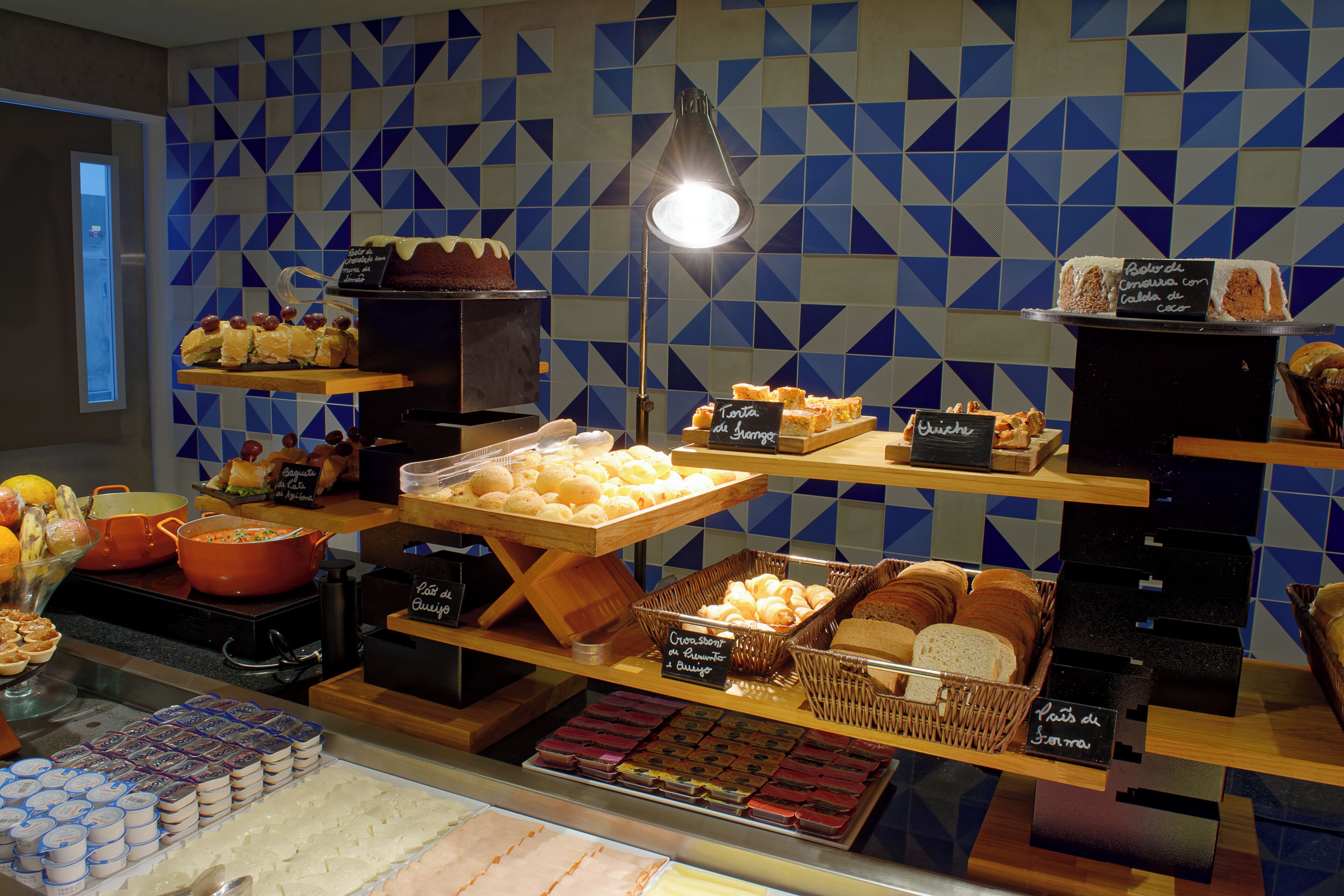 Una vitrina de panadería con diversos productos horneados y pasteles.