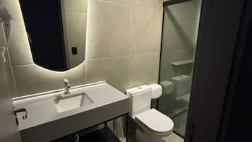 Ein modernes Badezimmer mit Waschbecken, Spiegel und Toilette.
