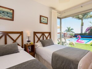 2 quartos, ferros/tábuas de passar roupa, berço de viagem
