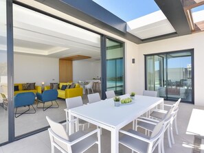 Outdoor dining - Cosy apartment in villa for 12 guests with WIFI, private pool, A/C, TV, terrace and pets allowed (Maspalomas)