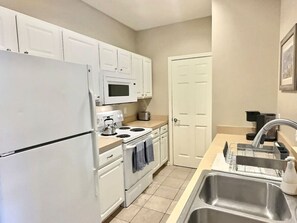 Microondas, horno, lavavajillas, utensilios de cocina