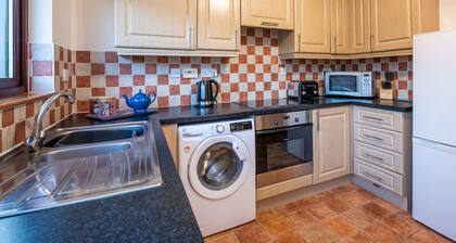 Beautiful private villa for 6 guests with WIFI, TV, patio and parking