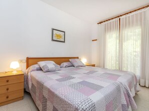 2 bedrooms, travel cot, free WiFi, bed sheets - Beautiful apartment in villa for 5 guests with WIFI, TV and terrace (Torroella De Montgrí)