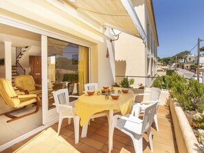 Outdoor dining - Lovely apartment in villa for 5 people with WIFI, TV and terrace (Torroella De Montgrí)