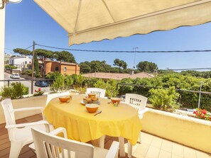 Outdoor dining - Lovely apartment in villa for 5 people with WIFI, TV and terrace (Torroella De Montgrí)
