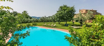 Stunning private villa for 22 people with private pool, WIFI, patio and pets allowed