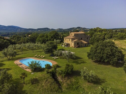 Beautiful private villa for 20 people with private pool, WIFI, patio and pets allowed