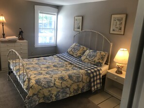 4 bedrooms, iron/ironing board, WiFi, bed sheets - Center of Castine, walking dist. to all amenities.  2 story 2,000 sq. Ft. (Castine)