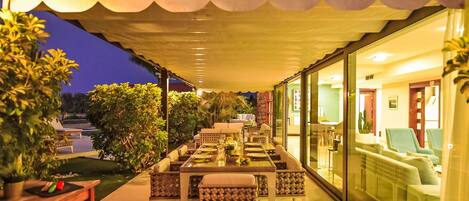 تناول الطعام بالخارج