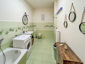 Bathroom - Lovely apartment for 6 guests with WIFI, TV, patio and pets allowed (Zittau)