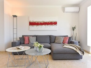 TV - Beautiful private villa for 6 guests with A/C, pool, WIFI, TV and patio (Playa Del Ingles)