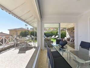 Outdoor dining - Beautiful private villa for 6 guests with WIFI, A/C, pool, TV and patio (Playa Del Ingles)