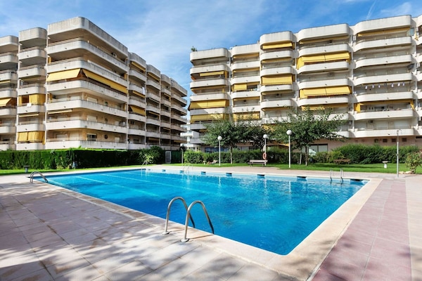 Wasser, Gebäude, Himmel, Eigentum, Daytime, Pflanze, Schwimmbad, Wolke, Fenster, Azurblau