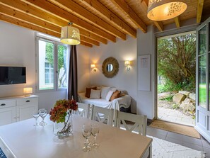 TV - Lovely apartment for 6 guests with pool, WIFI, TV and terrace (Baden)