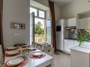 Dining - Nice apartment for 6 people with WIFI, pool, TV and terrace (Baden)