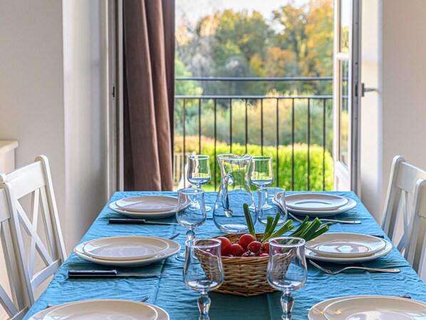 Dining - Lovely apartment for 6 people with pool, WIFI, TV and balcony (Baden)