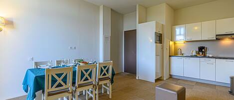 Four Ă micro-ondes, lave-vaisselle, grille-pain, chaise haute