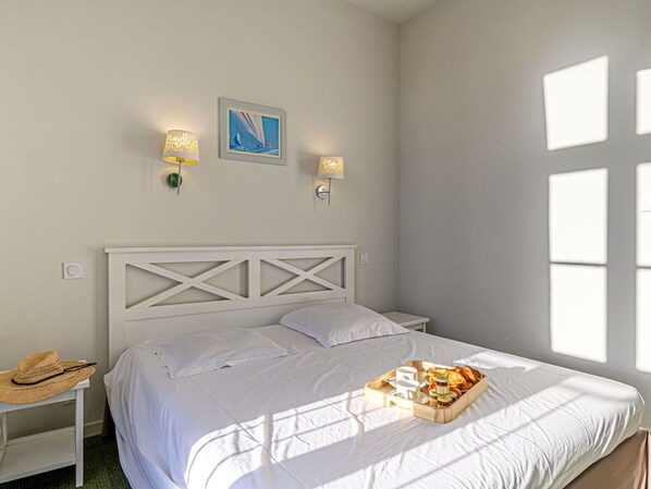 1 bedroom, travel cot, WiFi, bed sheets