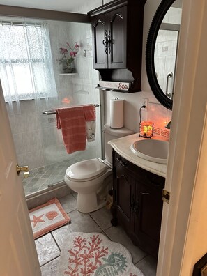 Dusche, Haartrockner, Handtücher, Seife