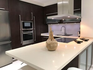 Mikroaaltouuni, uuni, astianpesukone, syöttötuoli