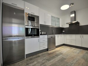 Mikrobølgeovn, ovn, opvaskemaskine, brødrister