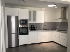 Mikrobølgeovn, ovn, opvaskemaskine, højstol