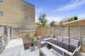 Property grounds - Newly furnished 4BR house in Islington

 (London)