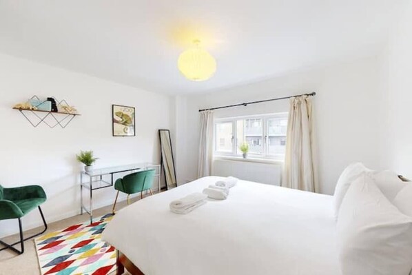 4 bedrooms, desk, iron/ironing board, free WiFi - Newly furnished 4BR house in Islington

 (London)