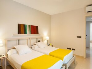 2 quartos, ferros/tábuas de passar roupa, berço de viagem
