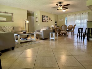Smart TV, books, offices - Casa Celeste. Fenced Back Yard. Close to Boat Ramp. Children and Dog Friendly.   (Palm City)