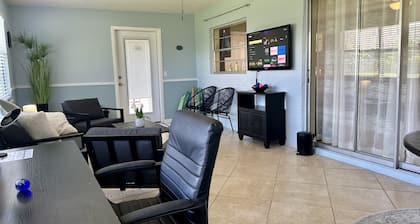Casa Celeste. Fenced Back Yard. Close to Boat Ramp. Children and Dog Friendly.