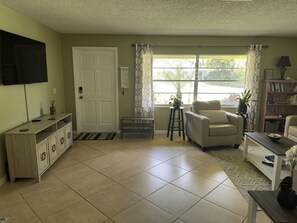 Smart TV, books, offices - Casa Celeste. Fenced Back Yard. Close to Boat Ramp. Children and Dog Friendly.   (Palm City)