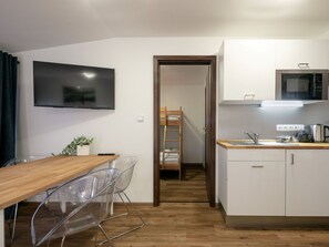 Microondas y mesa de comedor