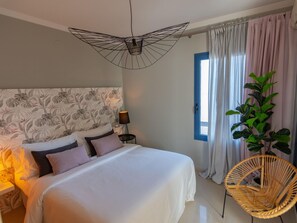 2 quartos, ferros/tábuas de passar roupa, berço de viagem