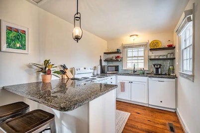 Updated 1BR cottage on private acre+ lot