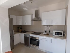 Mikrobølgeovn, ovn, opvaskemaskine, højstol