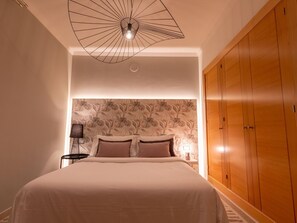 2 chambres, fer et planche à repasser, lit de bébé portatif
