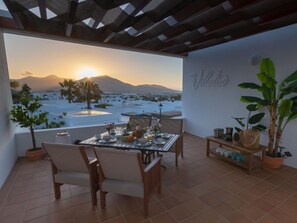 Outdoor dining - Cosy apartment in villa for 4 guests with WIFI, A/C, private pool, TV and terrace (Playa Blanca)