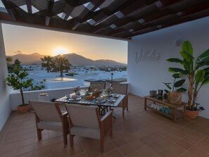 Outdoor dining - Beautiful apartment in villa for 4 guests with WIFI, A/C, private pool, TV and terrace (Playa Blanca)