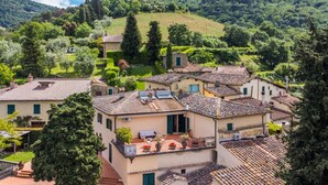A hillside village with terracotta-roofed buildings, lush greenery, and a clear sky. - Beautiful private villa for 8 guests with pool, A/C, WIFI, TV, patio and panoramic view (Greve In Chianti)
